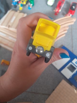 Carretera madera y coches imantados