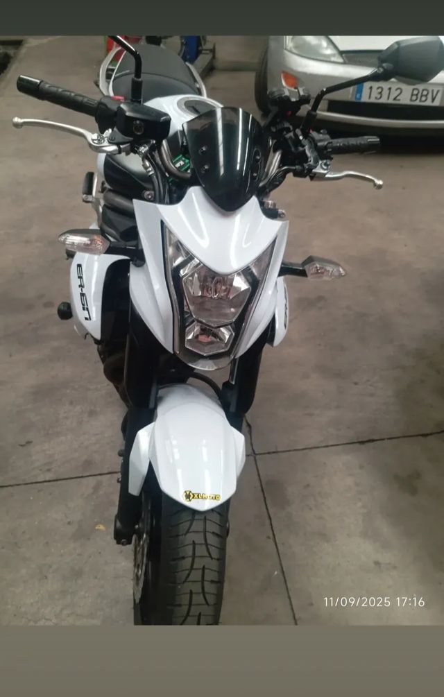 Kawasaki ER-6n blanca