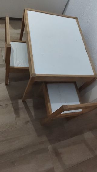 Mesa infantil de madera - 2 sillas