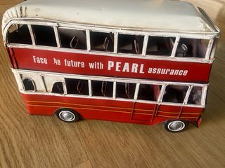 Bus antiguo de metal