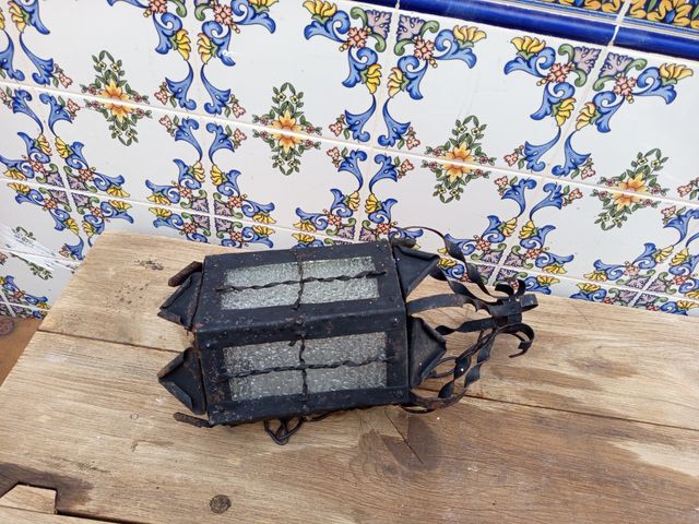 Farol antiguo de metal y cristal