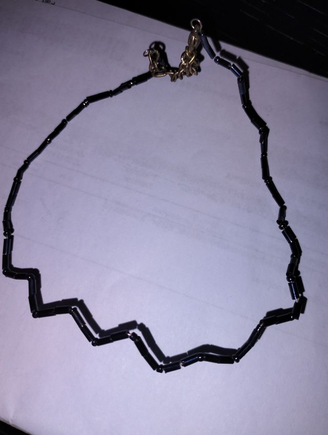 Dez artigos de bijuteria, colares brincos e anel