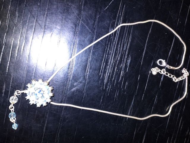 Dez artigos de bijuteria, colares brincos e anel