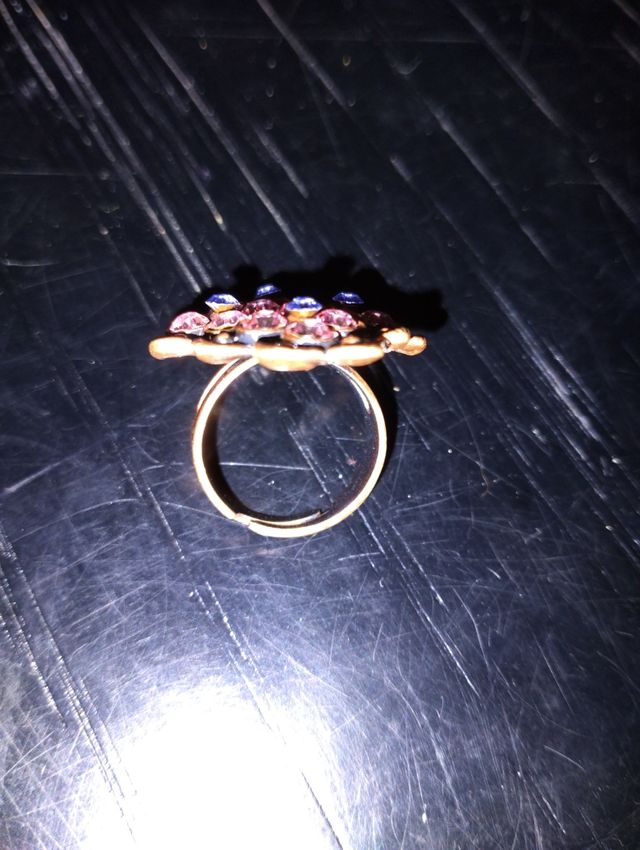 Dez artigos de bijuteria, colares brincos e anel