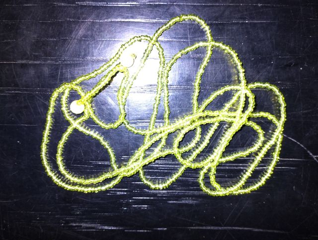 Dez artigos de bijuteria, colares brincos e anel