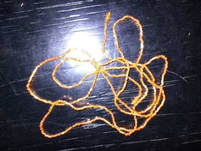 Dez artigos de bijuteria, colares brincos e anel