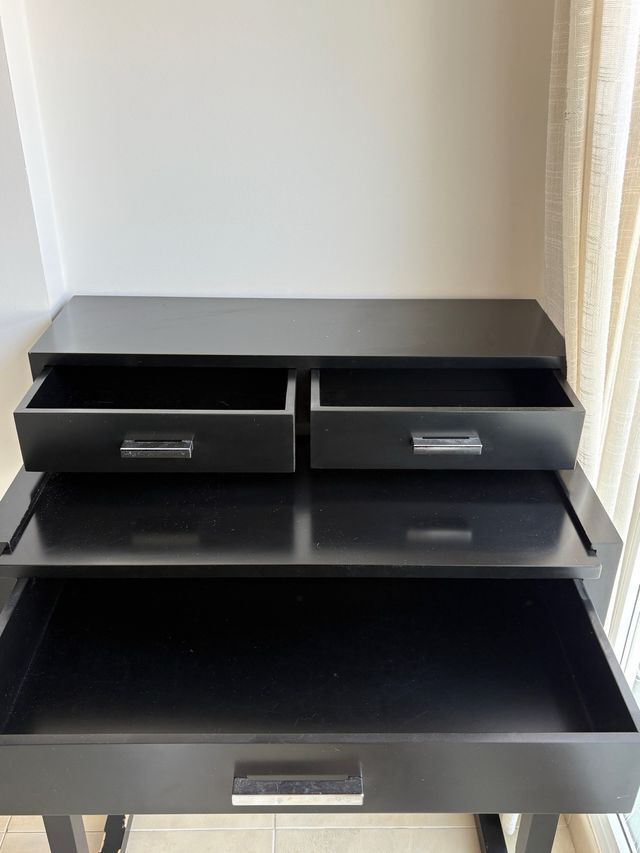 Escritorio negro de madera