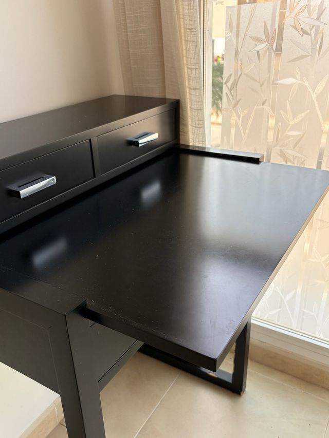 Escritorio negro de madera