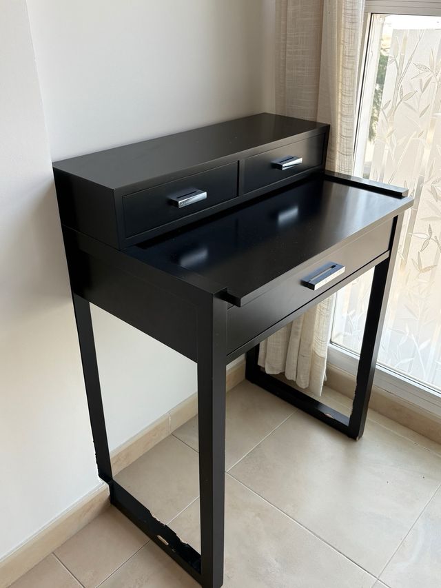 Escritorio negro de madera