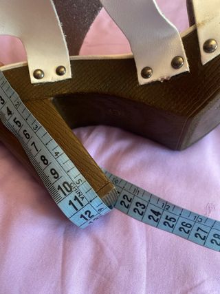 Zapatos plataforma blancos y marrones