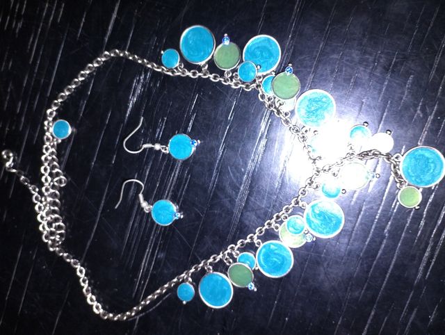 Artigos bijuteria, colares , brincos e pulseiras