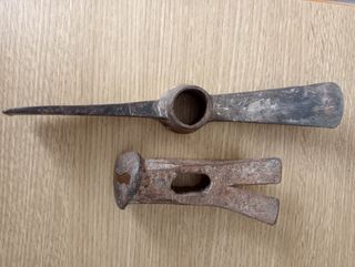 Martillo y alcotana antiguos