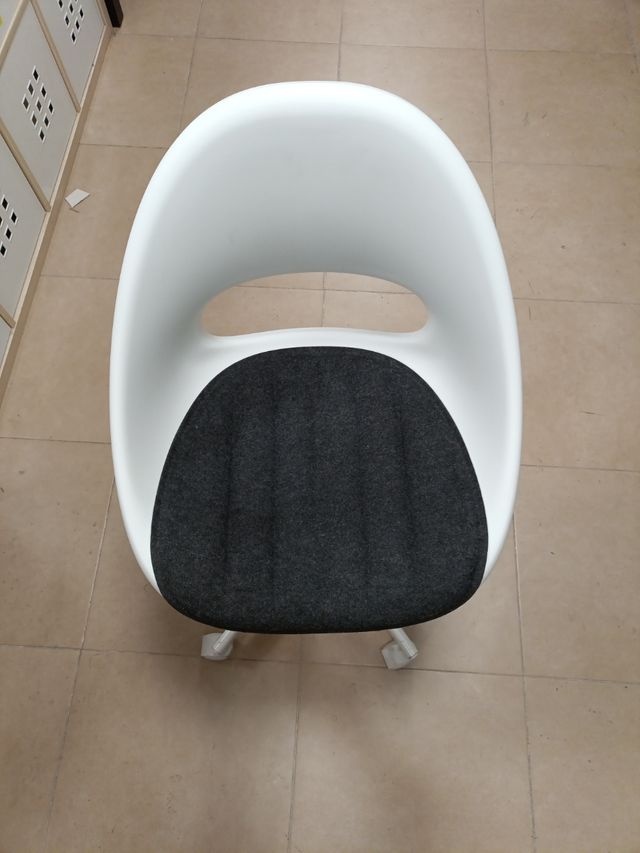 Silla giratoria blanca y gris