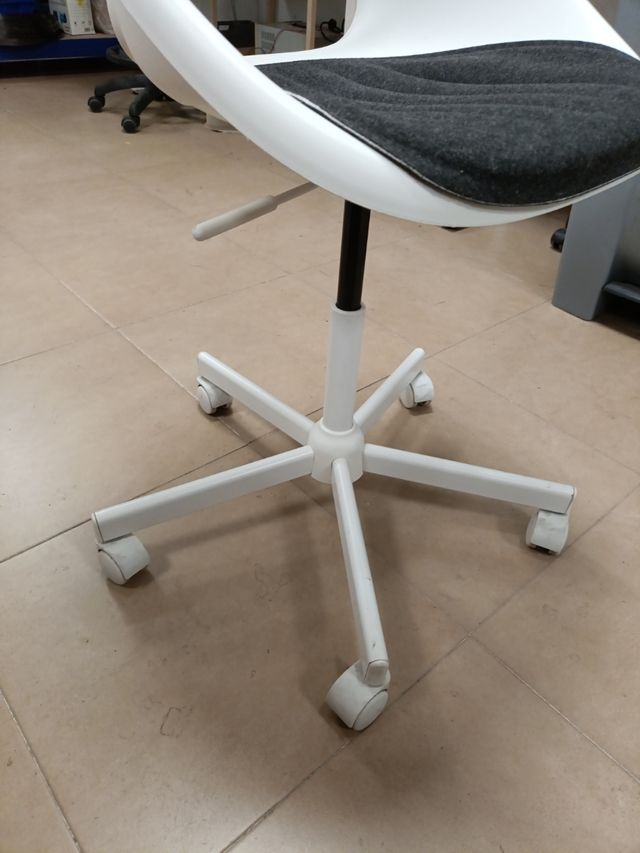 Silla giratoria blanca y gris