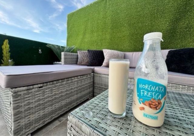 Sofá ratán gris exterior