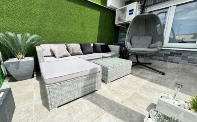 Sofá ratán gris exterior