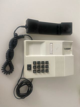 Teléfono fijo blanco antiguo
