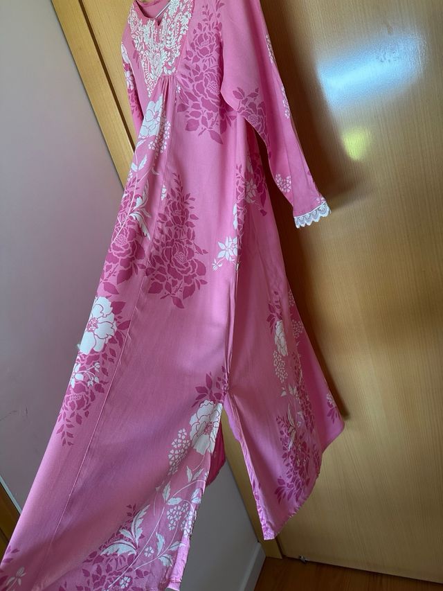Vestido midi rosa estampado