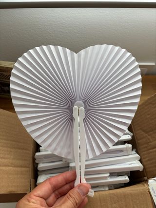 Caja de Abanicos blancos.
Nuevos, sin estrenar.
