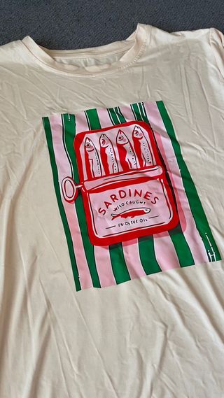 Camiseta beige sardinas