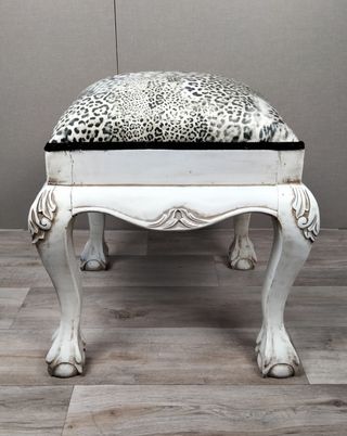 Taburete blanco madera y leopardo