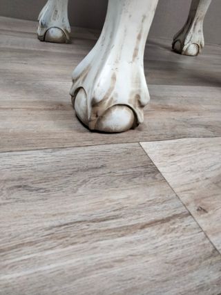 Taburete blanco madera y leopardo