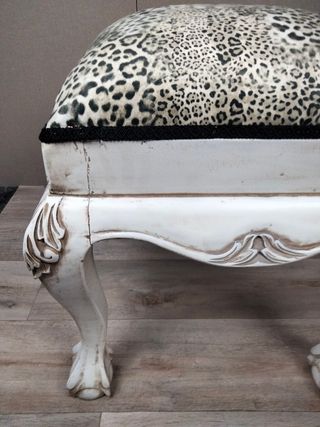 Taburete blanco madera y leopardo