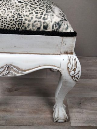 Taburete blanco madera y leopardo