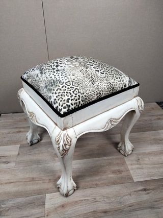 Taburete blanco madera y leopardo