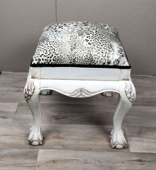 Taburete blanco madera y leopardo