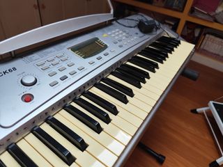 Teclado musical con soporte y pedal