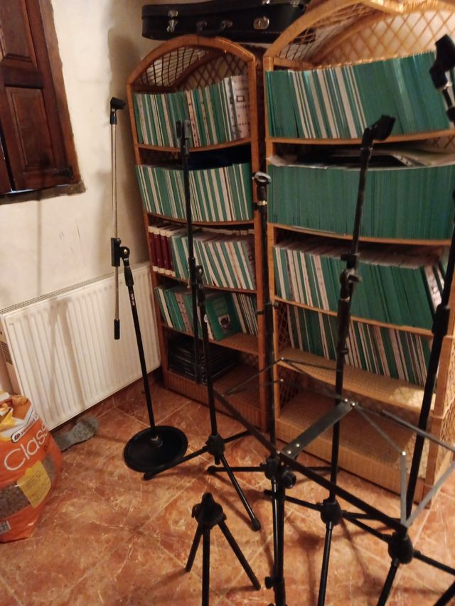 Trípodes micrófonos - y  altavoces ,14unidades