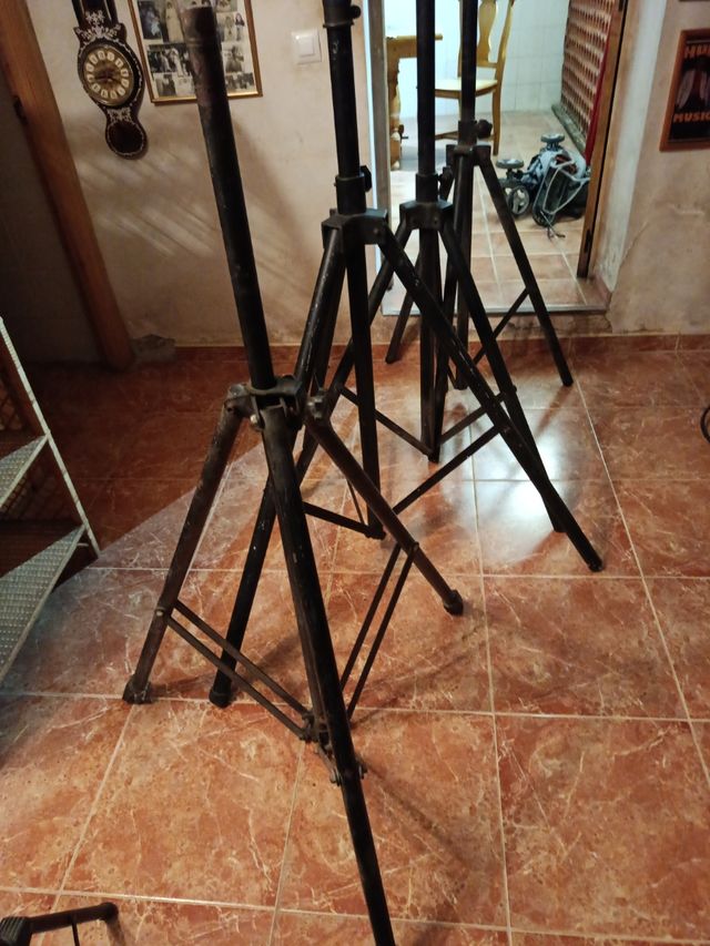 Trípodes micrófonos - y  altavoces ,14unidades