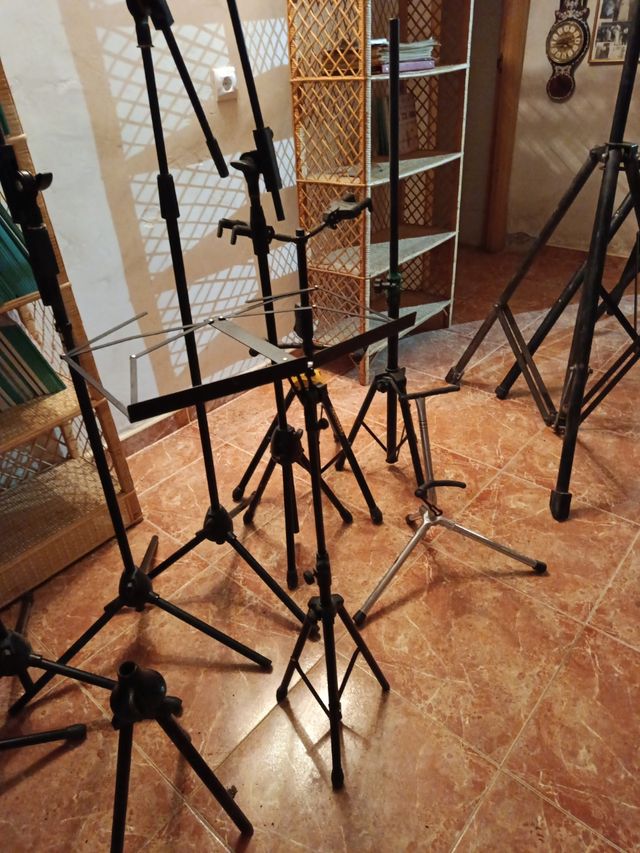 Trípodes micrófonos - y  altavoces ,14unidades