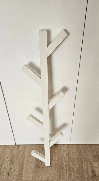 Perchero TJUSIG blanco de madera IKEA.