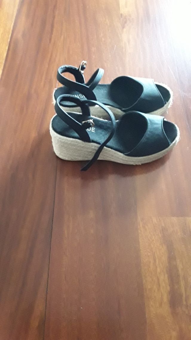 SANDALIA PLATAFORMA NEGRA 37