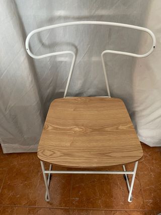 Silla industrial blanca y madera
