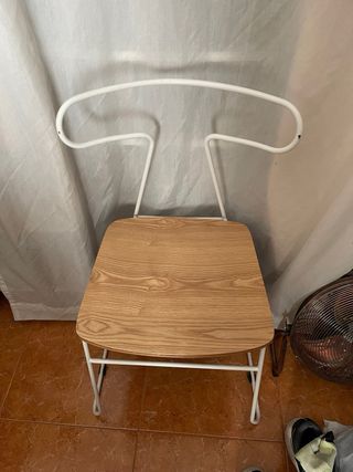 Silla industrial blanca y madera