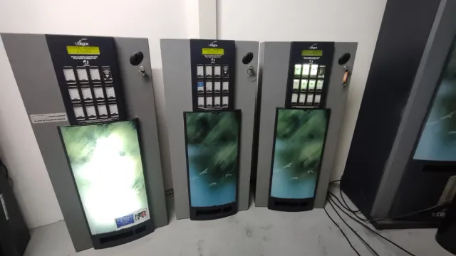 Se vende lote de tres máquinas expendedoras.
