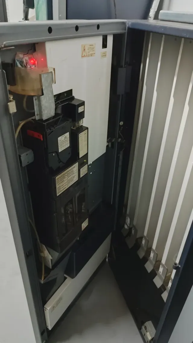 Se vende lote de tres máquinas expendedoras.