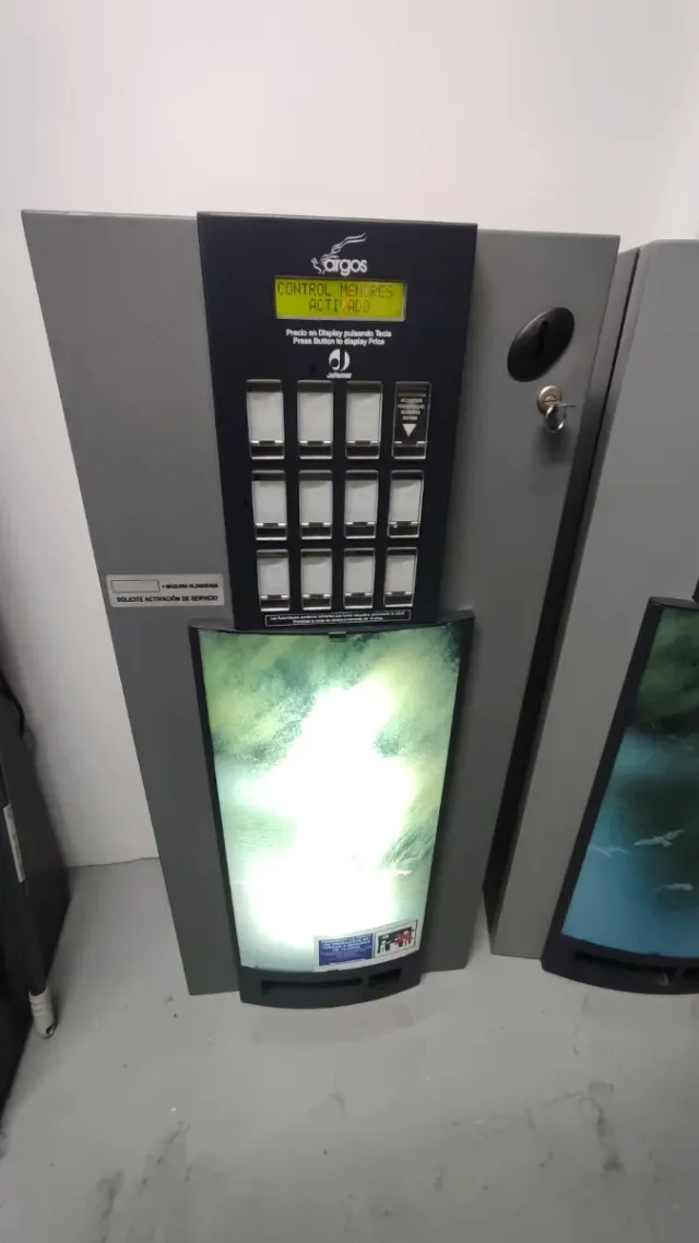Se vende lote de tres máquinas expendedoras.