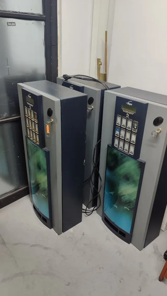 Se vende lote de tres máquinas expendedoras.