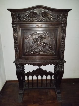 Bargueño antiguo de madera tallada
