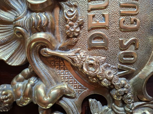 Placa bronce dorada Deu Vos Guard