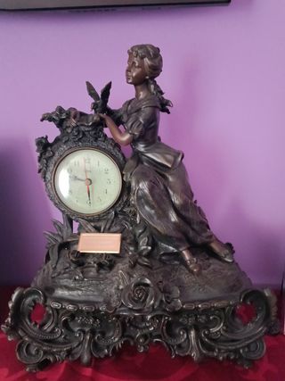 Reloj antiguo bronce negro.