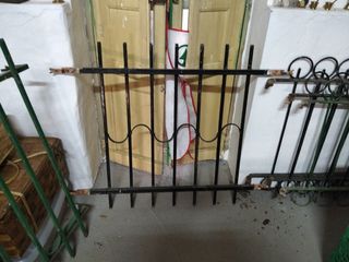 Reja metálica negra 112x96cm