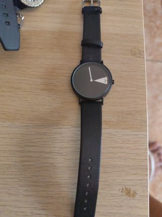 Reloj negro minimalista