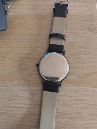 Reloj negro minimalista