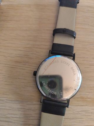 Reloj negro minimalista