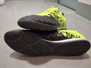 Zapatillas fútbol adulto - negras y amarillas